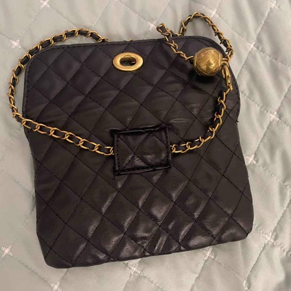 Black Quilted Chain crossbody Bag - Picture 2 of 3